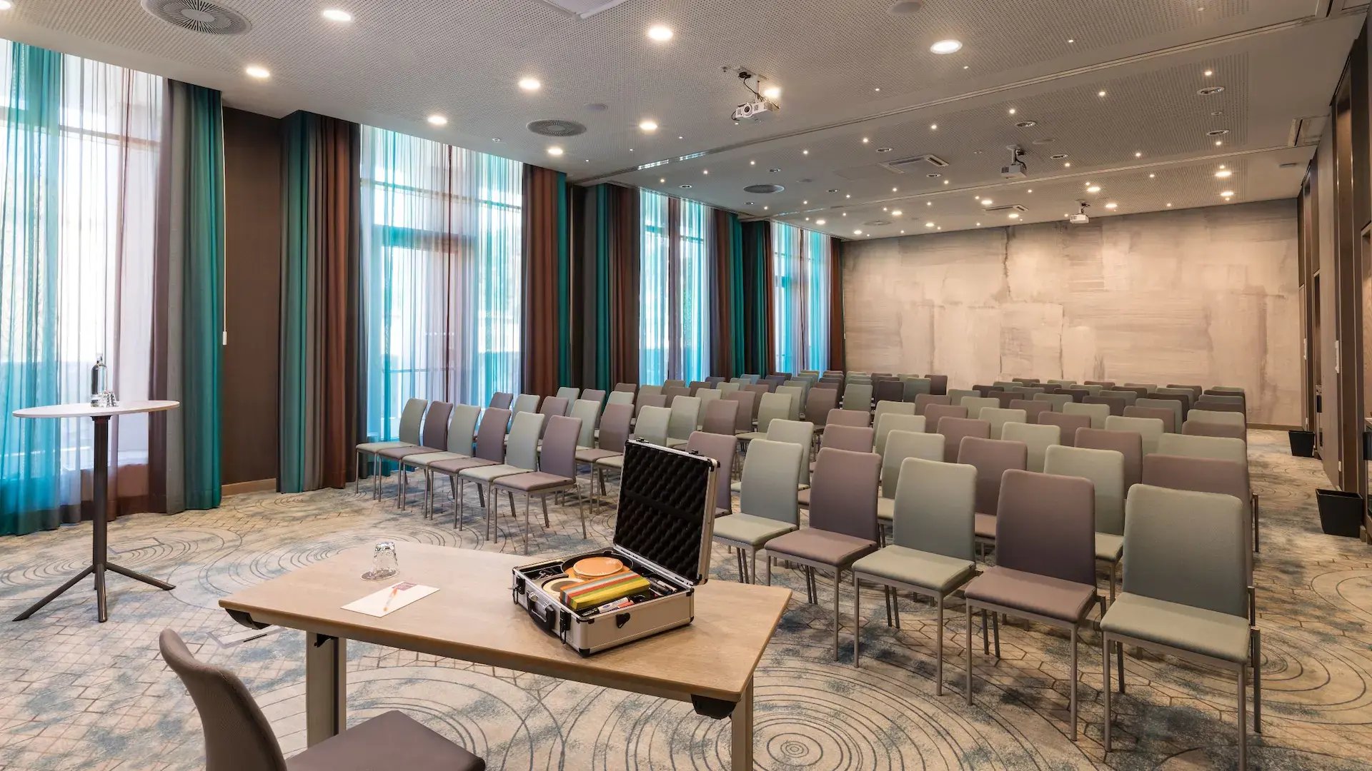 Hyatt-Place-Frankfurt-Airport-P078-Meeting-Place-1-2-and-3-Theater.16x9.jpg