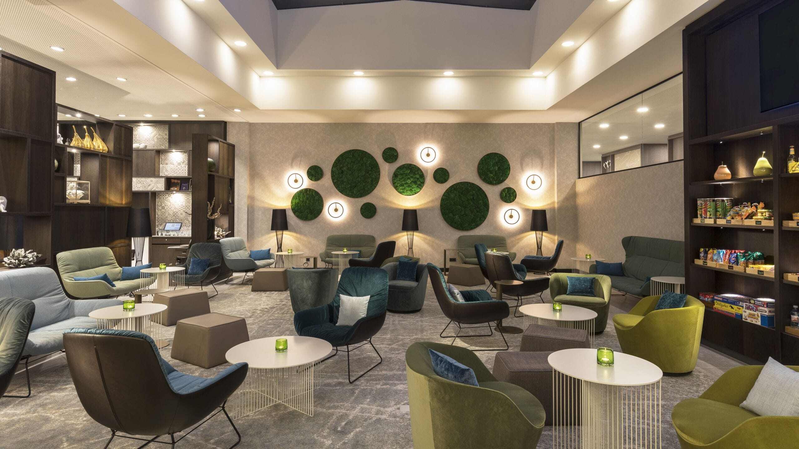 Hyatt-Place-Frankfurt-Airport-P173-Gallery-Market-Lounge.16x9